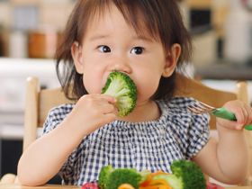 Bé 4 tuổi ép ăn nhiều rau nhưng bị táo bón, đâu là giải pháp?